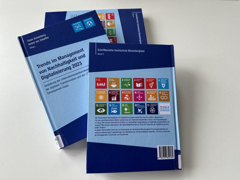 Ist neu in der Schriftenreihe der Hochschule Weserbergland erschienen: Das Buch „Trends im Management von Nachhaltigkeit und Digitalisierung 2023“. Auf dem Buchrücken als Icons deutlich zu erkennen sind die 17 Nachhaltigkeitsziele der Vereinten Nationen. 