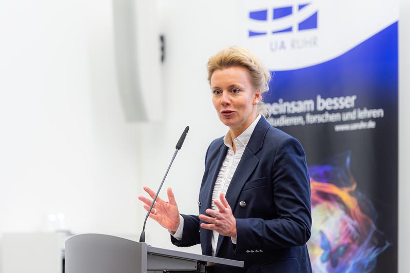 NRW-Wissenschaftsministerin Ina Brandes würdigte die Zusammenarbeit der drei Universitäten in der Universitätsallianz Ruhr