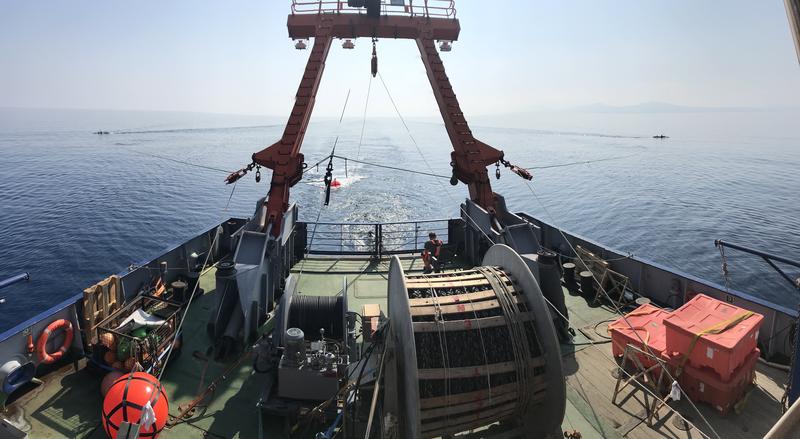 Zwei Scherbretter, eine Signalquelle und 15 Messkabel, die hinter dem Forschungsschiff geschleppt werden: Mit dieser Spezialtechnik wurde ein dreidimensionales Abbild des heute unter der Wasseroberfläche liegenden Vulkans Kolumbo erstellt.