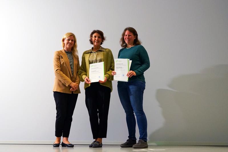 PHKA-Hochschullehrpreis 2023: Olga Walter (M.) und Dr. Tina Schulze (r.) mit ihren Urkunden.