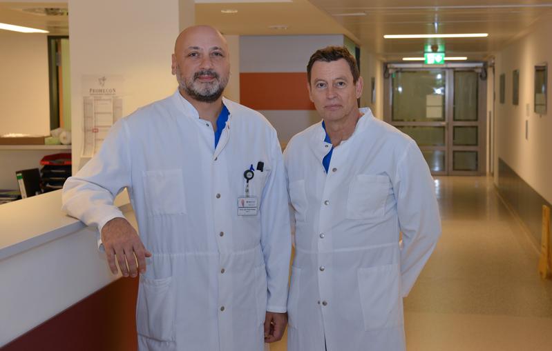 Privatdozent Dr. Guram Imnadze (l.) und Dr. Thomas Eitz haben erstmals einen Patienten mit neuer Medizintechnik zur Therapie von Herzrhythmusstörungen im Herz- und Diabeteszentrum NRW (HDZ NRW), Bad Oeynhausen, versorgt