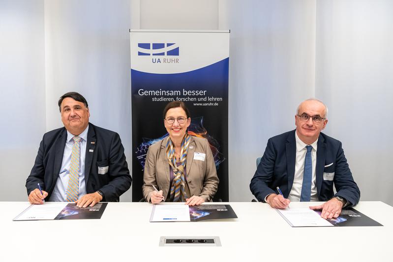 Gemeinsame Unterzeichnung durch die Universitätsallianz Ruhr: Rektorin der Universität Duisburg-Essen Prof. Dr. Barbara Albert, der Rektor der Ruhr-Universität Bochum Prof. Dr. Martin Paul sowie der Rektor der TU Dortmund Prof. Dr. Manfred Bayer