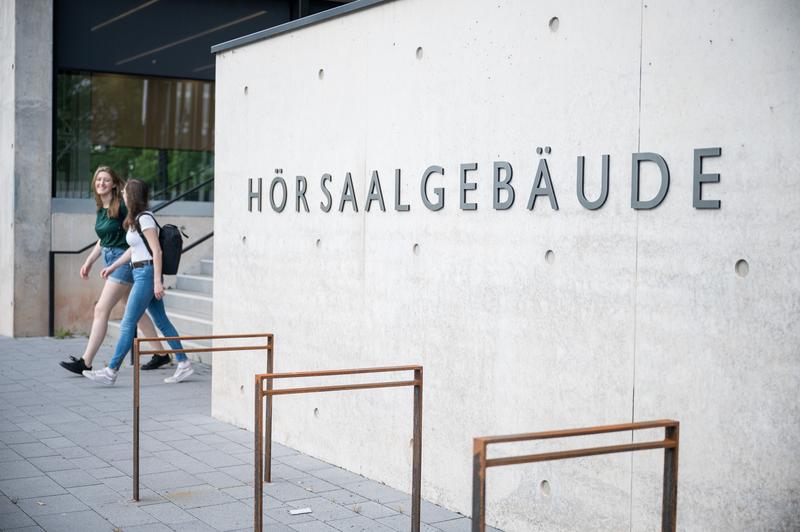 Das Symposium findet im neuen Hörsaalgebäude der Medizinischen Fakultät in Homburg/Saar statt.