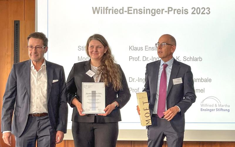 Übergabe des Preises durch Herrn Prof. Alois Schlarb (WAK, links) und Herrn Klaus Ensinger (Ensinger-Stiftung, rechts)