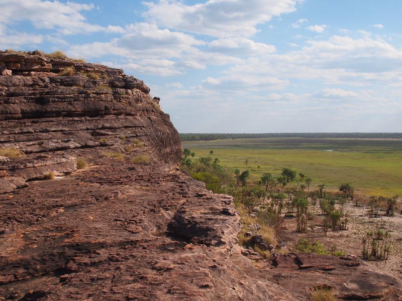 Landschaft in den australischen Northern Territories bei einer Exkursion zur 1,6 Milliarden Jahre alten Barney Creek Formation im McArthur Basin, um die ältesten 2-Methylhopan-Proben für diese Studie zu sammeln.