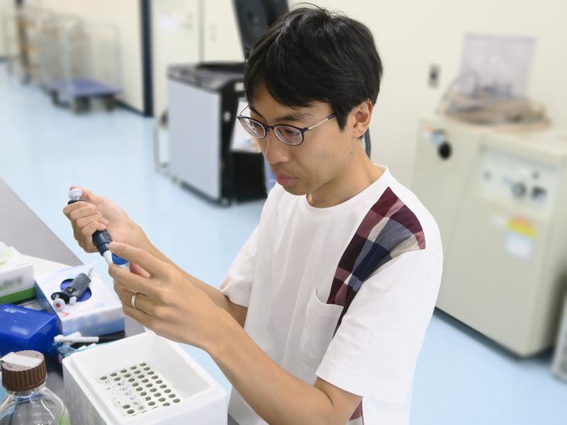 Dr. Yosuke Hoshino (GFZ) führt biologische Analysen im Rahmen der Studie durch.