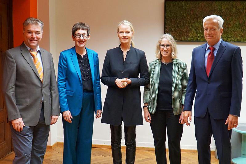 Prorektor Siegmund, Rektorin Vach, Ministerin Walker, Kanzlerin Wiese-Heß und Prorektor Dammer