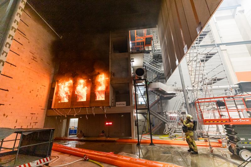 Wie entwickelt sich ein Brand bei einer Holzfassade und welchen Einfluss haben Dämmstoffe aus nachwachsenden Rohstoffen auf die Brandbekämpfung? 