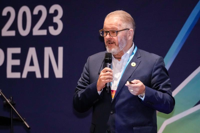 Prof. Peter Schmieder hält seine Keynote zum Thema »Die dritte Mission der Hochschulen« auf dem World Young Scientist Summit in Brüssel.