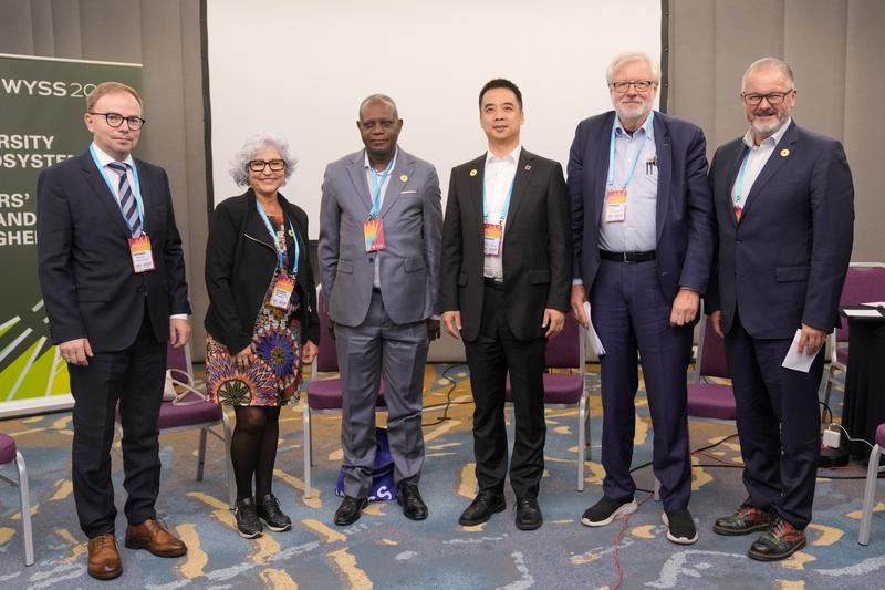 (v. l.) Prof. M. Nowicki (Universität Poznan), Dr. C. T. Pérez (EAE Business School), Prof. A. K. Nkodi (Universität Kikwit), Prof. Dr. Qiu Min (West-Lake Universität), Prof. J. P. Cornelis (Universität Brüssel) und Prof. P. Schmieder (BITZ /THD) 