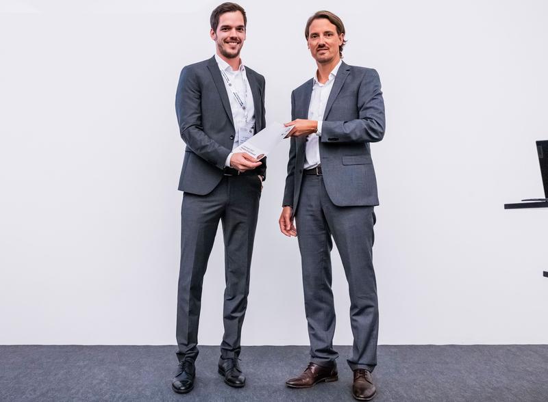 Dr. Dominik Hahn (li.) von der Universität Koblenz bei der Auszeichnung seiner Promotion.