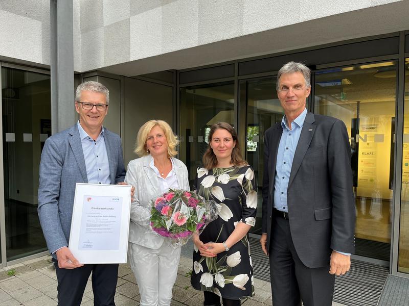 V.l.n.r.: Jürgen Hinderer von der Gerhard und Ilse Schick Stiftung mit Ehefrau und Vorstand der Stiftung, Karin Schick, Professorin Ricarda Schlimbach und Rektor der HHN, Professor Oliver Lenzen.