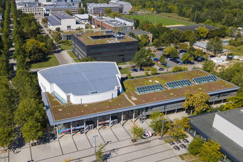 Blick auf das Zentrale Hörsaalgebäude am Zentralcampus der BTU Cottbus-Senftenberg, dem Veranstaltungsort der MINT-EC-Schulleitungstagung 2023.