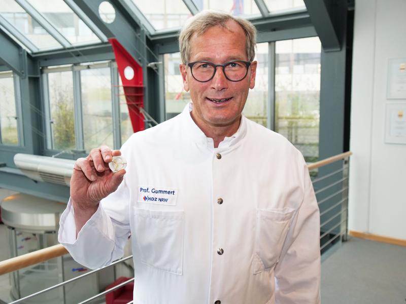 Als erster Herzchirurg in Europa hat Prof. Dr. Jan Gummert, Direktor der Klinik für Thorax- und Kardiovaskularchirurgie, mit seinem Team am HDZ NRW, Bad Oeynhausen, die neue biologische Mitralklappenprothese eingesetzt