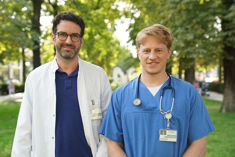 Prof. Dr. med. Alexander Meyer (links im Bild) und Dr. med. Tobias Röschl (rechts im Bild).