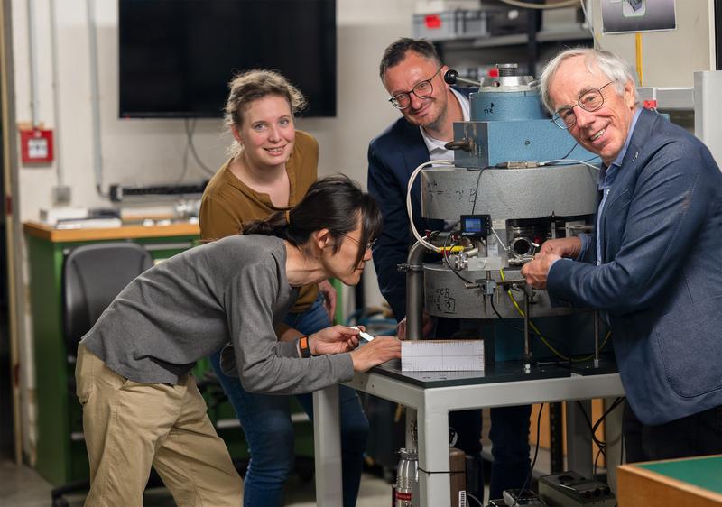 Der japanische Physiker PhD Takaoki Takanashi besucht Coburg, um das Zyklotron an der Hochschule kennenzulernen - und Prof. Dr. Jasmin Walk, Prof. Dr. Martin Prechtl und Christian Wolf.
