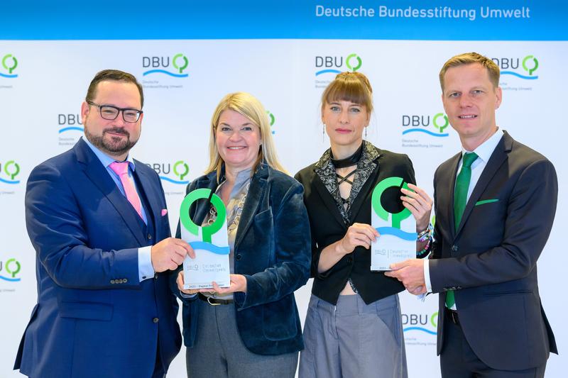Der Deutsche Umweltpreis der DBU geht dieses Jahr an Holzbaupionierin Dagmar Fritz-Kramer (2. v. l.) und Klimaforscherin Friederike Otto (3. v. l.) hier zusammen mit DBU-Generalsekretär Alexander Bonde (l.) und dem DBU-Kuratoriumsvorsitzenden Kai Niebert.