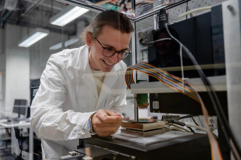  Felix Thelen verfasst seine Doktorarbeit am Lehrstuhl Neue Materialien und Grenzflächen der Ruhr-Universität. 