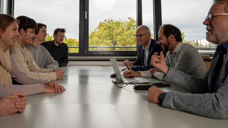 Neue Studierende im Gespräch mit Hochschulpräsident Prof. Dr. Karl Stoffel, Dr. Roy Frings (Rijkswaterstaat) und Prof. Dr. Lothar Kirschbauer (Hochschule Koblenz)