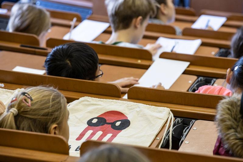 Kinder in einem Hörsaal 