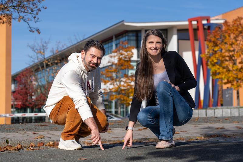 Noch ist es zu warm, aber bald begünstigen die Bodentemperaturen die Bildung von Eis – das Projekt von Prof. Dr. Heike Markus und Dr. Ali Fallah Tehrani setzt hier an und will den Winterdienst effektiver machen;