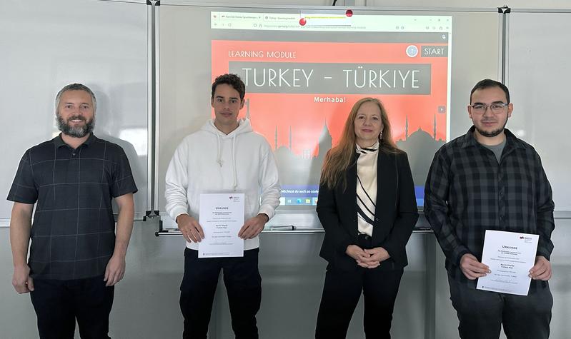 Gewinner des Multimedia Lernzentrum-Wettbewerbs der DHBW Karlsruhe Karim Gharbi und Furkan Kay, v.l.n.r.: Jeremy Bearden, Mitarbeiter MLZ, DHBW Karlsruhe; Karim Gharbi; Prof. Dr. Silvia Lauer