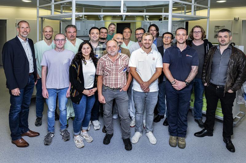 Das „D2 PuLs“-Projektteam beim Test im Klinikum Nürnberg. Mit dabei: Prof. Dr. Christian Bauer (IREM, l.), Tim Loose (IREM, hinten, 4. v. l.), Dr. Steffen Popp und Dr. Thomas Reuter (beide Klinikum Nürnberg, hinten, 7. bzw. 8. v. l.)