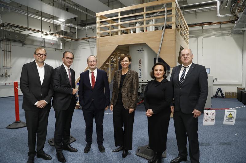 Präsident Prof. Enrico Schleiff, Goethe-Universität, Finanzminister Michael Boddenberg, Prof. Harald Schwalbe ,Goethe-Universität, Bundesforschungsministerin Bettina Stark-Watzinger, HMWK-Staatssekretärin Ayse Asar, Thomas Platte, Direktor LBIH (v.l.)