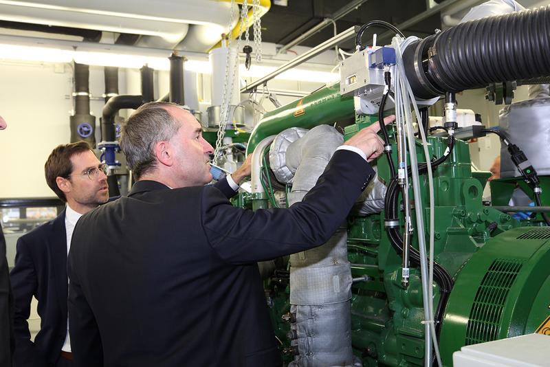 2)	Großes Interesse an der Technik: Staatsminister Aiwanger stellt detaillierte Fragen zur Funktionsweise und Umrüstung des BHKWs