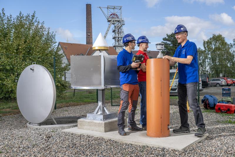 Forschende der TU Bergakademie Freiberg lesen an der neuen Geomonitoringstation erste Daten aus.