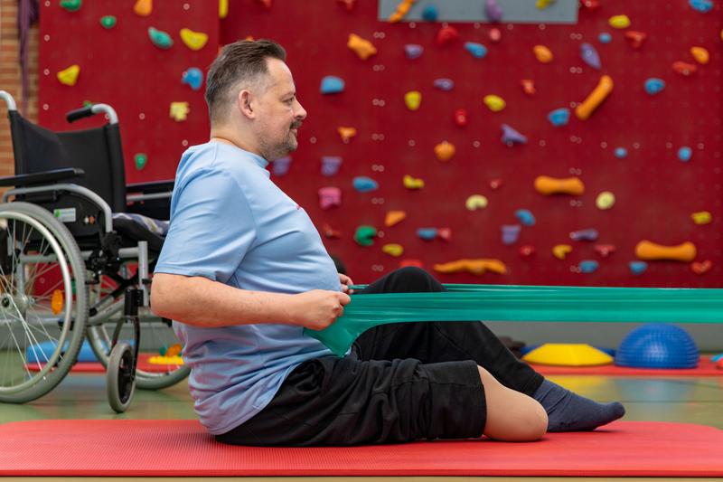 Symbolfoto. Harte Lebensveränderung: Ein Mann nach einer Amputation bei sportlichen Übungen für den Oberkörper. 