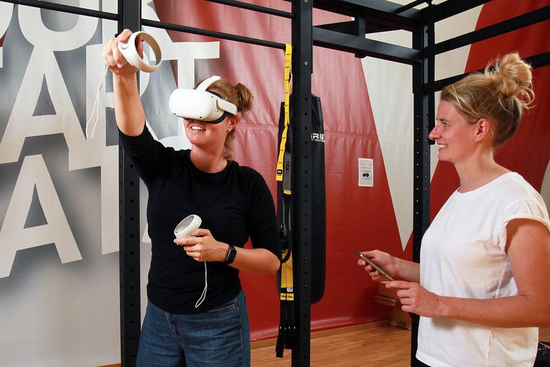 Wie funktioniert das Training mit VR-Brille? Julia Müller (rechts) gibt Jana Brandewiede die fachliche Einweisung. 