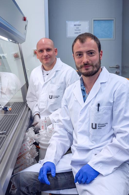 Jun. Prof. Konstantin Sparrer (l.), Gruppenleiter am Institut für Molekulare Virologie, gemeinsam mit dem Doktoranden und Erstautor der Studie, Maximillian Hirschenberger. 