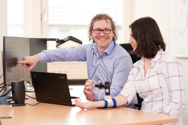 Dr. Manuel Nietert (li.), Leiter der Arbeitsgruppe „Chemoinformatik und Bildanalyse“ im Institut für Medizinische Bioinformatik der Universitätsmedizin Göttingen, UMG, bei der Durchführung des Schweißtests.