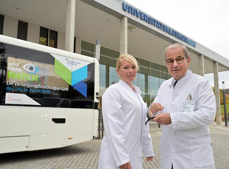 Der Bus des WATCH-Projektes fährt als mobile Post-COVID-Ambulanz durch Thüringen, insbesondere im ländlichen Raum. Koordiniert wird das Projekt am Universitätsklinikum von Prof. Dr. Andreas Stallmach (r.) und Dr. Christina Lemhöfer.