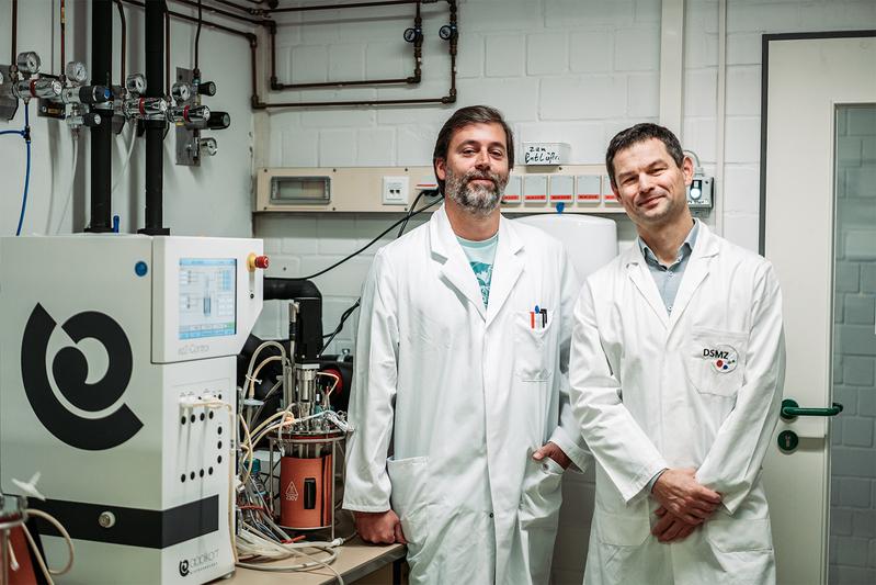 Dr. Stefan Dyskma (li.) und Prof. Dr. Michael Pester neben einem Bioreaktor bei der DSMZ, in dem neuarti-ge „Sulfatreduzierer“ untersucht werden konnten.