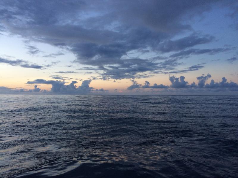 Tropische Wolken über dem Atlantischen Ozean.