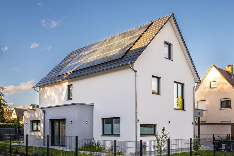 Mit Sonnenkraft voraus: Über die Hälfte der europäischen Einfamilienhäuser könnte sich energieunabhängig machen. (Foto: Markus Breig, KIT)