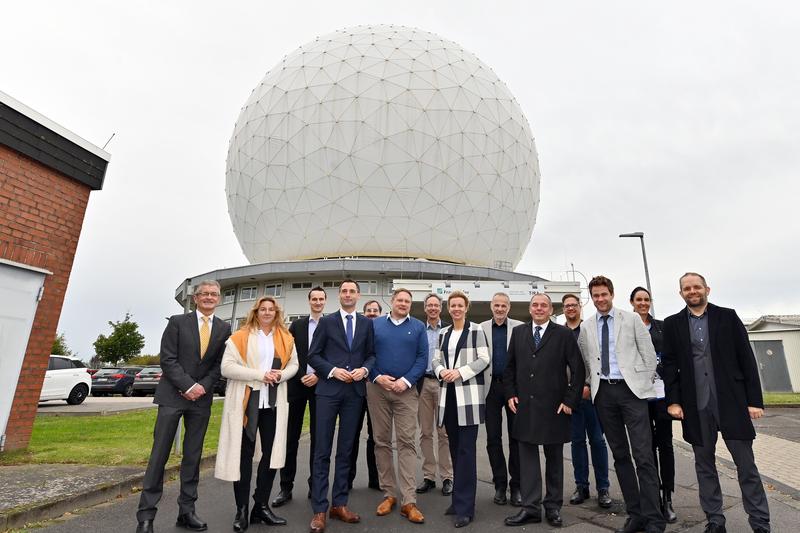 Die nordrhein-westfälische Forschungsministerin Ina Brandes begleitet vom Landtagsabgeordneten Jonathan Grunwald und Bürgermeister Jörg Schmidt besuchten die Fraunhofer-Institute FHR und FKIE in Wachtberg.