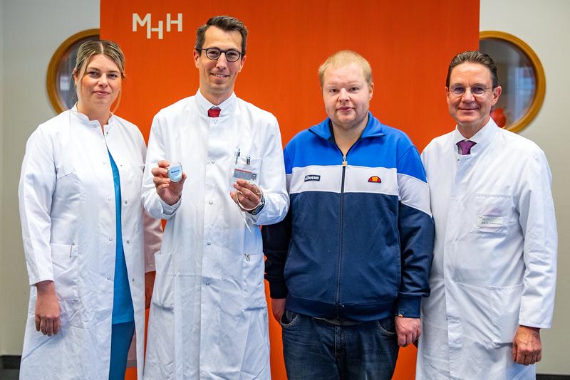 Freuen sich über den erfolgreichen Eingriff: PD Dr. Jasmin Hanke, Professor Dr. David Duncker, Patient Bastian K. und Professor Dr. Johann Bauersachs (von links).