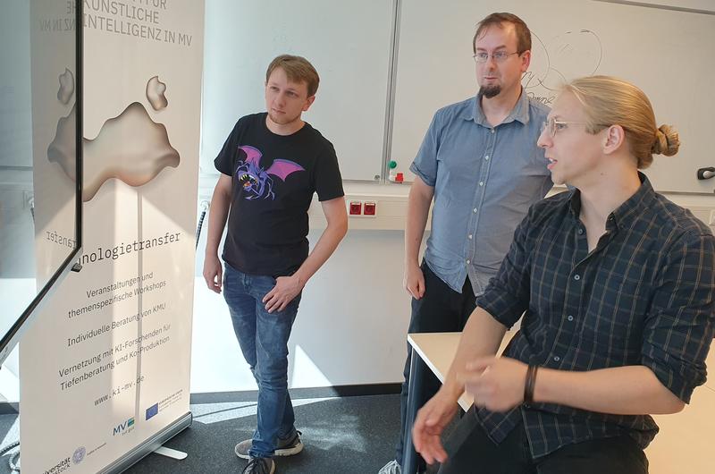 (v.r.n.l.) Der Koordinator des KI-Zentrums MV Emil Löffler im Gespräch mit seinen Kollegen Dr. Hannes Grunert und Felix Hauptmann. 