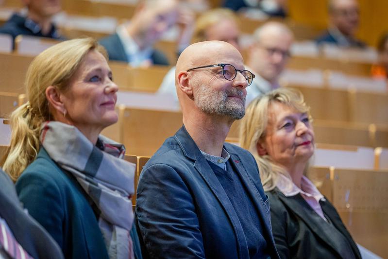 Auf dem Foto (v. li.): Indra Hadeler - Vorstandsvorsitzende von MINT-EC, Prof. Dr. Peer Schmidt - Vizepräsident der BTU Cottbus-Senftenberg für Studium und Lehre, Claudia Zinke - Staatssekretärin im Brandenburger Bildungsministerium.