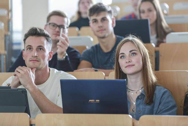 Studierende im Audimax der DHBW Karlsruhe