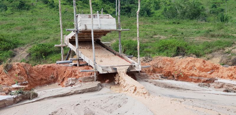 Eine Waschrinne, über die der Sedimentschlamm gepumpt wird. Das Gold setzt sich am Boden in Teppichen ab und wird dann mit Quecksilber gebunden. 