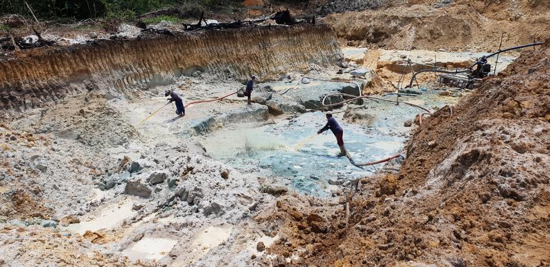 Aufschlämmen des Sediments im Amazonas-Regenwald in einer Goldgrube. 