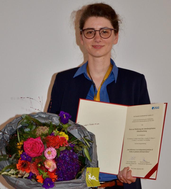 Dr. Dr. Miroslava Valentova, Oberärztin in der Klinik für Geriatrie der Universitätsmedizin Göttingen (UMG) bei der Preisverleihung anlässlich des Geriatrie Kongresses 2023.