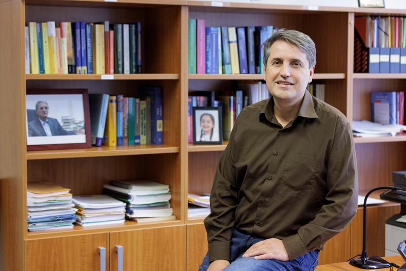 Professor Dr. Naim Bajcinca koordiniert das Projekt. 