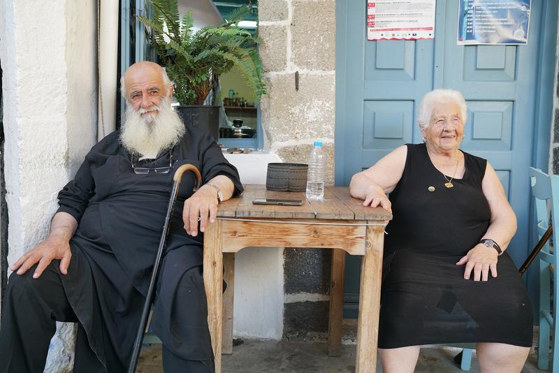 Die Tavernenwirtin und der Priester von Nikia auf der Insel Nisyros im Gespräch.