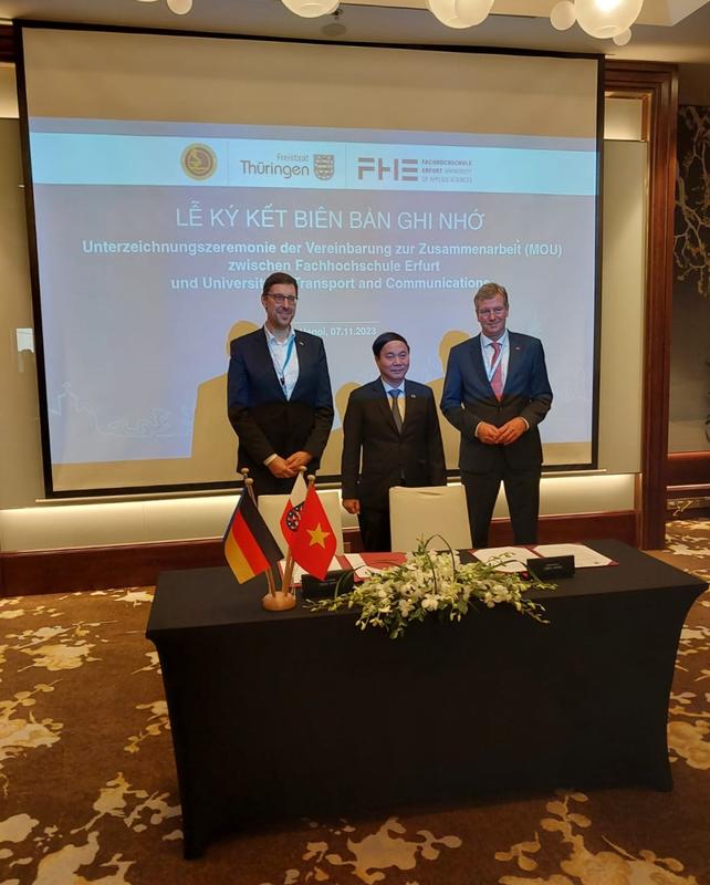 Unterzeichnungszeremonie der Vereinbarung zur Zusammenarbeit zwischen Fachhochschule Erfurt und University of Transport and Communications (UTC) am 07.11.2023 in Hanoi, Vietnam.