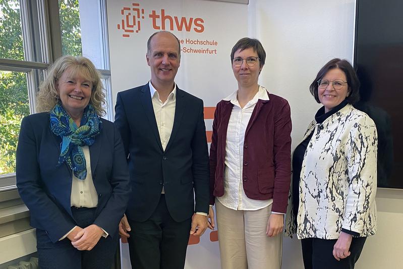 Von links: THWS-Vizepräsidentin Prof. Dr. Gabriele Saueressig, THWS-Präsident Prof. Dr. Robert Grebner, Nachwuchsprofessorin Petra Daňková und die Dekanin der Fakultät Angewandte Sozialwissenschaften, Prof. Dr. Dagmar Unz (Foto: THWS/Angela Kreipl)